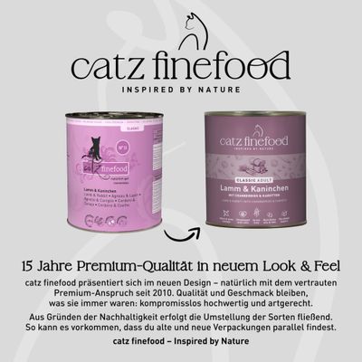 catz finefood Classic Adult Lamm & Kaninchen: Vergleich alte und neue Verpackung, Hinweis auf neues Design bei gleichbleibender Qualität, nachhaltige Umstellung.