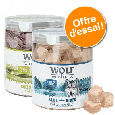 Wolf of Wilderness Freeze Dried, pots visibles : Green Fields 100 % bœuf et Blue River 100 % filet de saumon. Texte visible : Offre d’essai !