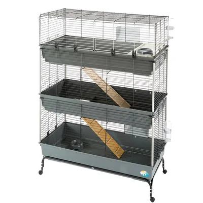 Dreistöckiger Käfig mit Metall-Gitterwänden, Holzrampen, Kunststoffböden und Zubehör wie Trinkflasche und Futternapf. Käfig auf Rollen für einfache Bewegung.
