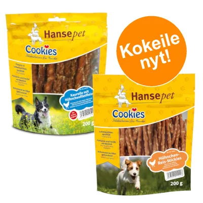 Hansepet Cookies koiranherkut, kaksi 200 g pussia: Kaurolle mit Hühnerfiletfleisch ja Hühnchen-Reis-Stickies. Oranssi ympyrä tekstillä 'Kokeile nyt!'.
