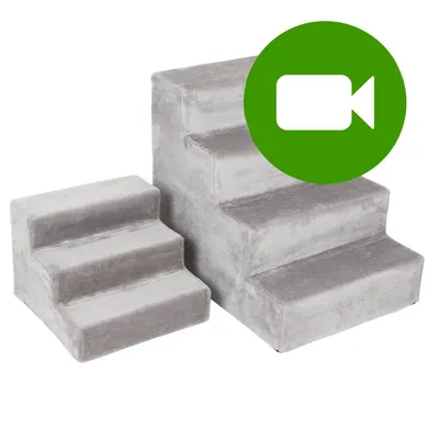 Dwie szare schodki dla zwierząt, mniejsze i większe, pokryte tkaniną. Zielona ikona kamery wideo w prawym górnym rogu obrazu. Dwie szare schodki dla zwierząt, mniejsze i większe, pokryte tkaniną. Zielona ikona kamery wideo w prawym górnym rogu obrazu.