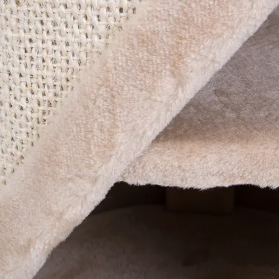 Nærbillede af beige kradsetræ med blødt plys og sisaloverflade. Viser materialernes struktur og samling.