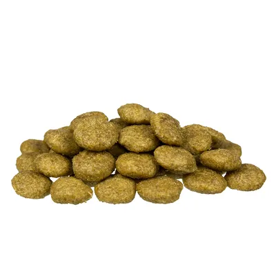 Stoh hnědých, kulatých kousků suchého krmiva. Produktový obrázek ukazuje tvar a barvu krmiva.