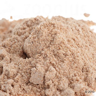 Крупный план порошкообразного продукта светло-коричневого цвета без видимых упаковки или маркировки
