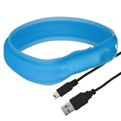 Blått LED-halsband med USB-laddkabel, lämpligt för synlighet i mörker.
