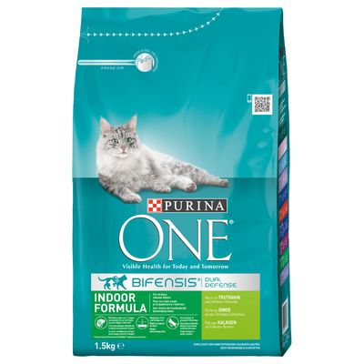 Purina ONE Bifensis Indoor Formula macskaeledel, 1,5 kg, pulyka és teljes kiőrlésű gabona, zöld csomagolás, fekvő szürke-fehér macskával. Látható márkanév és terméknév.