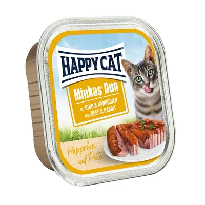 Barquette Happy Cat Minkas Duo mit Rind & Kaninchen with Beef & Rabbit, image d’un chat et pâtée en sauce sur assiette. Texte allemand et anglais visible sur l’emballage.