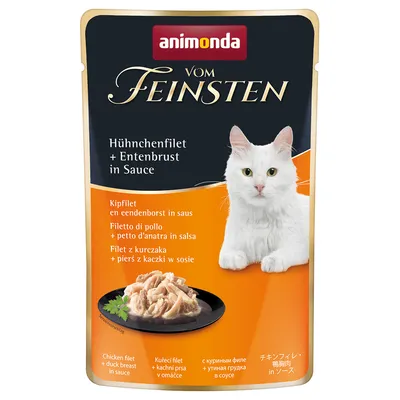 Animonda Vom Feinsten kuřecí filet + kachní prsa v omáčce. Zobrazení jemného masa na černém talíři, vhodné pro kočky.