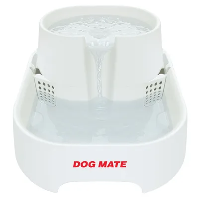 Fântână de apă albă pentru animale, cu două niveluri și filtru vizibil, inscripționată DOG MATE pe partea din față.