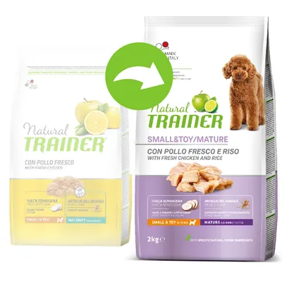 Natural Trainer Small & Toy/Mature koiranruokapakkaus: CON POLLO FRESCO E RISO, WITH FRESH CHICKEN AND RICE, 2 kg. Kuvassa myös vanha pakkaus ja vihreä nuoli.