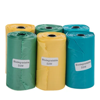 Zes rollen afvalzakjes in groen, geel en blauw met zichtbaar etiket: Biodegradable D2W.