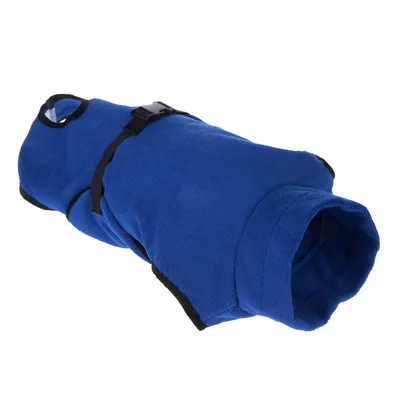 Blauer Hundemantel mit schwarzem Verschluss und verstellbarem Gurt, geeignet für verschiedene Grössen.