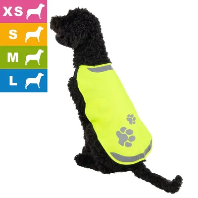 Hund trägt gelbe reflektierende Weste mit Pfotenmotiv. Links Größenübersicht: XS, S, M, L mit Hundesilhouetten in verschiedenen Farben.