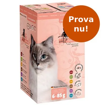 Förpackning med Catz Finefood kattmat, 6×85 g. Text: Made in Germany, spannmålsfri, >98 % kött, Prova nu! Olika färgade symboler för egenskaper synliga. Förpackning med Catz Finefood kattmat, 6×85 g. Text: Made in Germany, spannmålsfri, >98 % kött, Prova nu! Olika färgade symboler för egenskaper synliga.