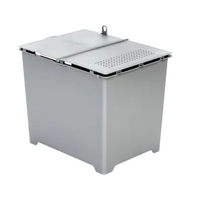 Contenedor gris de plástico con tapa abatible y orificios de ventilación visibles en la parte superior. No se observan marcas ni texto en el producto.