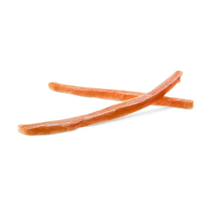 Due lunghi snack da masticare arancioni di carne essiccata. Adatti come snack o ricompensa per pet.