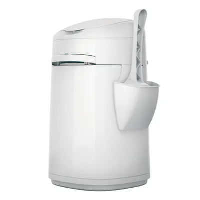 Бял контейнер с интегрирана дръжка и държач за лопатка, подходящ за съхранение на животинска постеля или отпадъци.