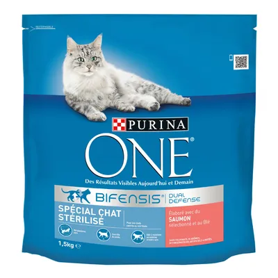 Purina ONE Bifensis Dual Defense Spécial Chat Stérilisé, 1,5 kg. Tekst po francusku: élaboré avec du saumon sélectionné et au blé. Opakowanie z wizerunkiem kota.