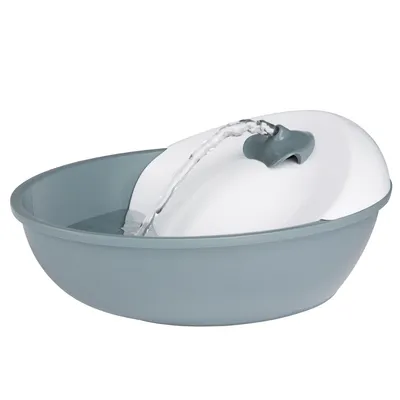 Drinkfontein voor huisdieren van grijs en wit plastic, met stromend water uit een gebogen tuit in een ronde kom.