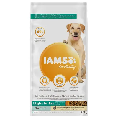 IAMS for Vitality Light in fat koiranruoka, 12 kg. 69 % eläinproteiinia, 30 % vähemmän rasvaa, tuoretta kanaa. Täysravinto aikuisille koirille. Pakkauksessa näkyy koira.