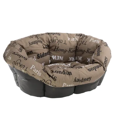 Cuscino per animali con bordo alto, tessuto marrone stampato con nomi di città: Tokyo, Paris, Hong-Kong, New York, London, Sidney. Base nera visibile.