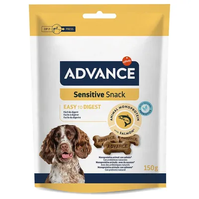 Confezione Advance Sensitive Snack 150g, monoproteina animale con salmone, prebiotici naturali, facile da digerire. Immagine di cane e snack a forma di osso con scritta Advance.