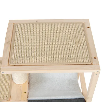 Estructura de madera con alfombrilla de sisal y superficie de descanso suave de tela, adecuada para zonas de rascado y descanso.