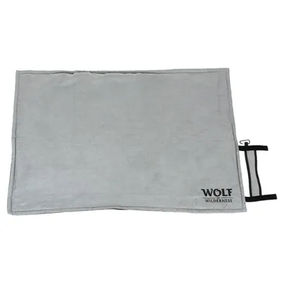Szare legowisko dla psa z logo 'Wolf of Wilderness' i paskami mocującymi z boku.