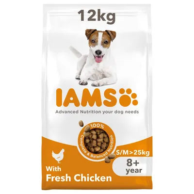 Vreča pasje hrane IAMS, 12 kg, za pse S/M več kot 25 kg, 8+ let, z napisom 'With Fresh Chicken', '100% Complete & Balanced Nutrition', besedilo v angleščini.