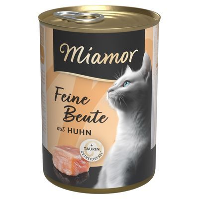 Miamor Feine Beute mit Huhn kattenvoer, afbeelding van een witte kat, stuk kip en tekst: Taurin, graanvrij. Productverpakking zichtbaar.
