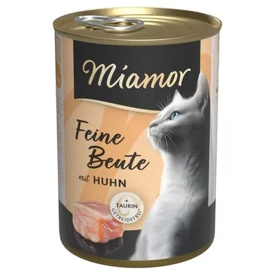 Miamor Feine Beute mit Huhn kattenvoer, afbeelding van een witte kat, stuk kip en tekst: Taurin, graanvrij. Productverpakking zichtbaar.