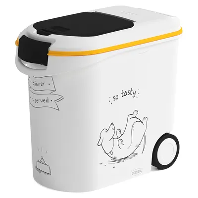 Contenitore per mangime bianco con chiusura gialla, disegni di cane e ciotola, testo: "dinner is served" e "so tasty". Marchio Curver visibile.
