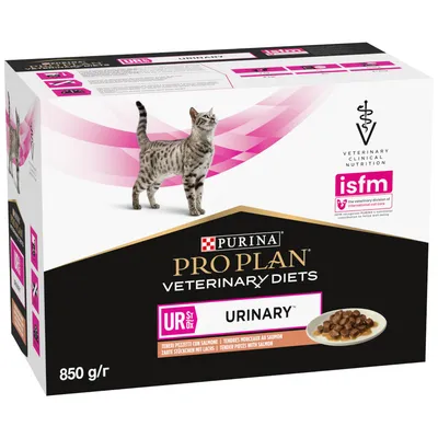 Balenie Purina Pro Plan Veterinary Diets UR St/Ox Urinary, 850 g, kúsky s lososom. Viditeľné logo isfm a obrázok mačky. Balenie Purina Pro Plan Veterinary Diets UR St/Ox Urinary, 850 g, kúsky s lososom. Viditeľné logo isfm a obrázok mačky.