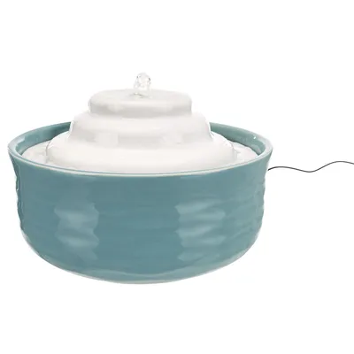 Keramik-Trinkbrunnen in Blau und Weiss mit abgestuften Ebenen und Wasserfluss, elektrisches Kabel sichtbar.