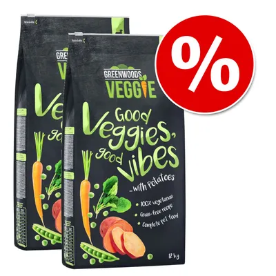 Dwa worki Greenwoods Veggie 12 kg z widocznym napisem: Good Veggies, good vibes, 100% vegetarian, grain-free recipe, complete pet food. Czerwone kółko z symbolem procenta.