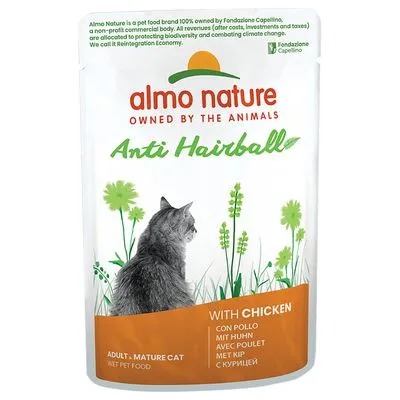 Almo Nature Anti Hairball natvoer voor volwassen katten met kip. Verpakking toont kat en groene planten. Tekst: 'Owned by the Animals' en 'Fondazione Capellino'.