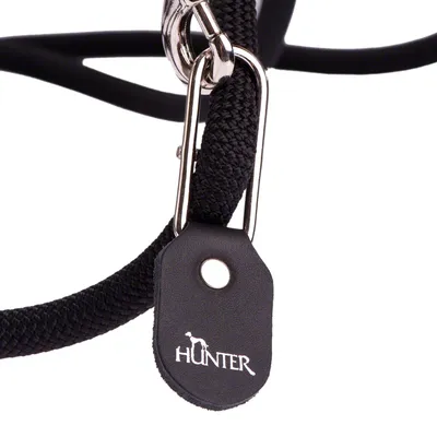 Schwarze Hundeleine mit Metallkarabiner und Lederdetail, Logo 'Hunter' sichtbar.