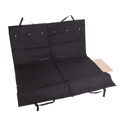 Černá ochranná deka do auta s upevňovacími popruhy a zipem, vhodná na zadní sedadlo nebo do kufru. Odolný materiál s oky pro upevnění.