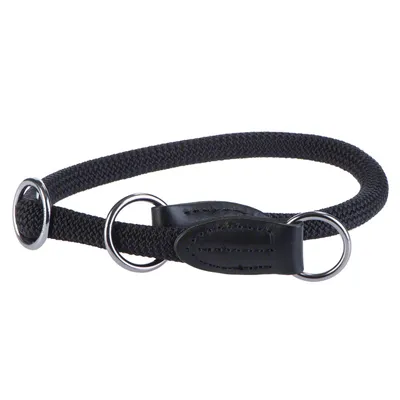 Sort hundehalsbånd i flettet nylon med to metalringe og læderdetaljer.