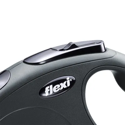 Pormenor de trela retrátil com pega e botão, marca flexi visível no corpo da trela.