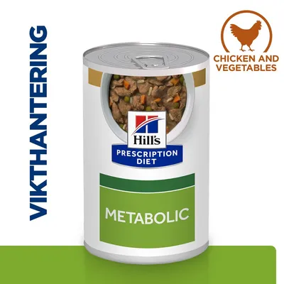Hill's Prescription Diet Metabolic burk med synligt innehåll, text: VIKTHANTERING och CHICKEN AND VEGETABLES. Grön etikett, bild på kyckling. Engelska texter synliga. Hill's Prescription Diet Metabolic burk med synligt innehåll, text: VIKTHANTERING och CHICKEN AND VEGETABLES. Grön etikett, bild på kyckling. Engelska texter synliga.