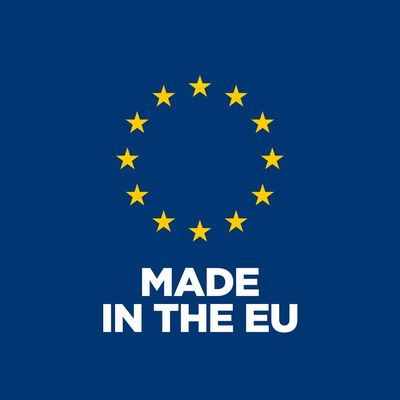 Tekst: MADE IN THE EU ispod kruga od 12 žutih zvjezdica na plavoj podlozi. Tekst je na engleskom jeziku.
