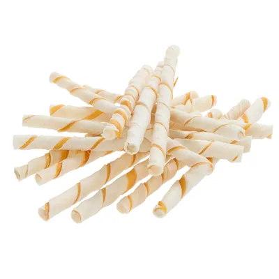 Bâtonnets torsadés blancs et beiges, aspect peau ou friandise à mâcher, présentés en tas sur fond blanc. Aucun emballage ni marque visible.