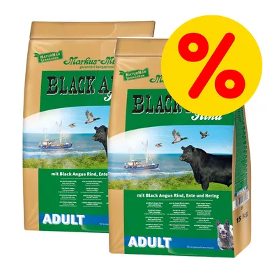 Två påsar Markus-Mühle Black Angus Adult torrfoder, 15 kg, med texten 'mit Black Angus Rind, Ente und Hering' och stor gul rabatt-symbol med röd procenttecken.