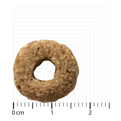 Okrugli keks s rupom u sredini, promjer oko 2 cm, prikazan na mjernoj skali.