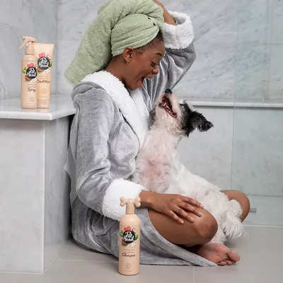 Pet Head szampon, odżywka i spray dla psów. Produkty pielęgnacyjne z naturalną formułą, widoczną na etykietach butelek.