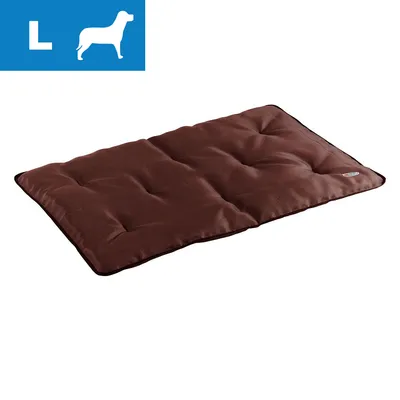 Ruskea koiran makuualusta, koko L merkitty sinisellä laatikolla vasemmassa yläkulmassa, valkoinen koirasiluetti ja kirjain L näkyvissä. Ruskea koiran makuualusta, koko L merkitty sinisellä laatikolla vasemmassa yläkulmassa, valkoinen koirasiluetti ja kirjain L näkyvissä.