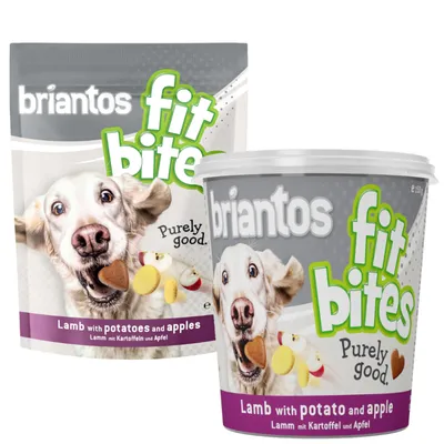 Embalagens de snacks para cães briantos fit bites, texto visível: 'Purely good. Lamb with potatoes and apples', imagem de cão e pedaços de batata e maçã.