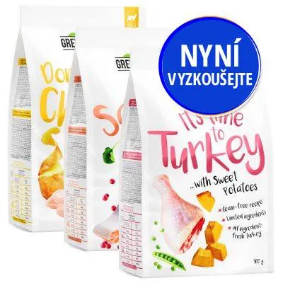 Tři balení krmiva Greenwoods, přední sáček s nápisem 'It's time to Turkey with Sweet Potatoes', modrý kruh s textem 'Nyní vyzkoušejte'. Tři balení krmiva Greenwoods, přední sáček s nápisem 'It's time to Turkey with Sweet Potatoes', modrý kruh s textem 'Nyní vyzkoušejte'.