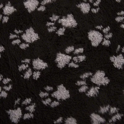 Material textil negru cu urme de lăbuțe gri, potrivit pentru pături sau accesorii pentru animale de companie.